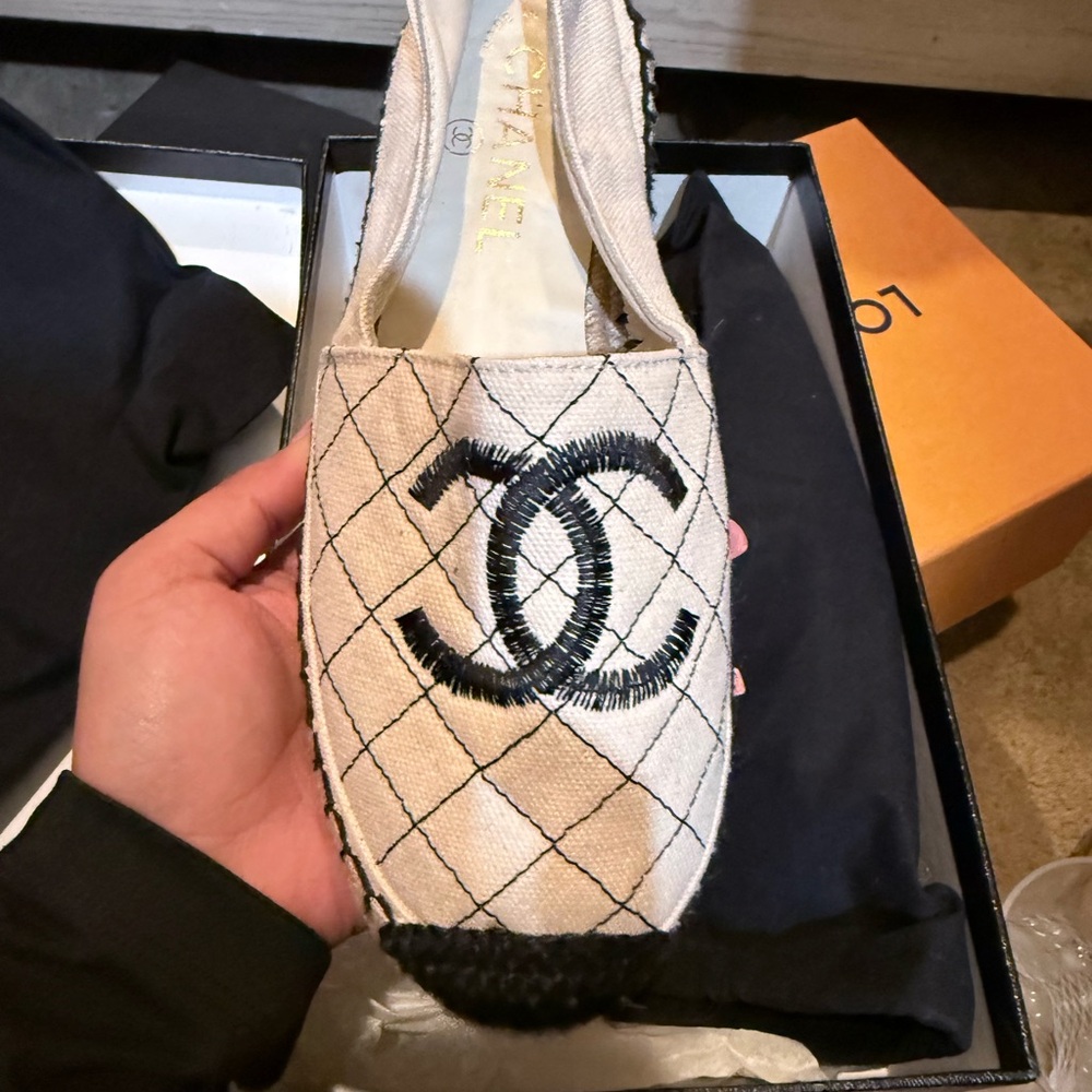 CHANEL Espadrille.